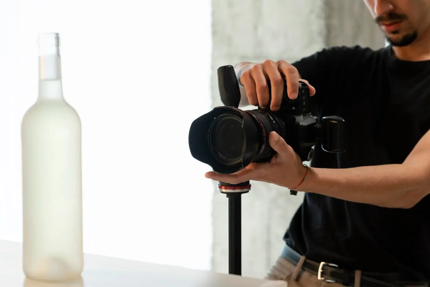 Produktfotograf bei der Arbeit im Studio.