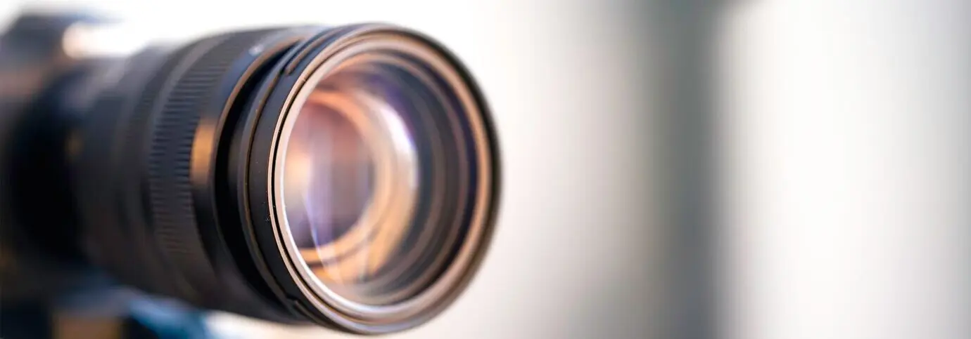 Nahaufnahme eines professionellen Objektivs für eine Digitalkamera.